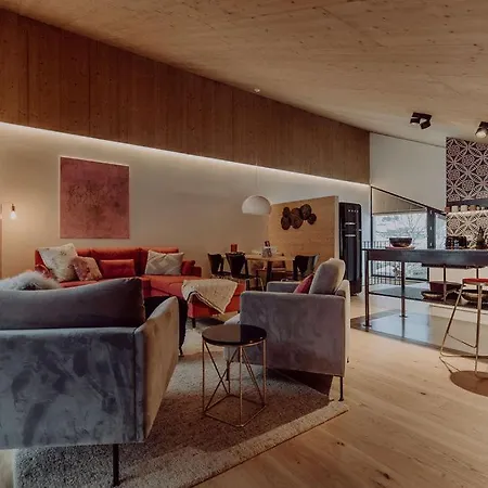 Vier Maederlhaus アパート エーベン・イム・ポンガウ